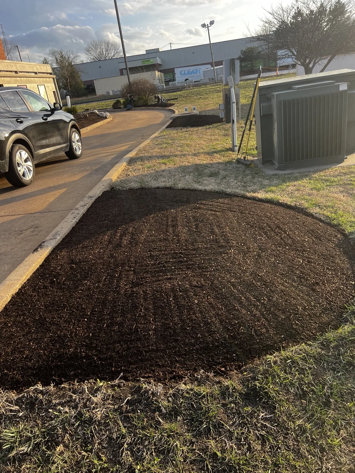 Finished brown mulch bed with a clean curved edge