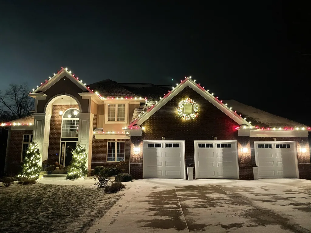 Multicolor roofline Christmas-light display