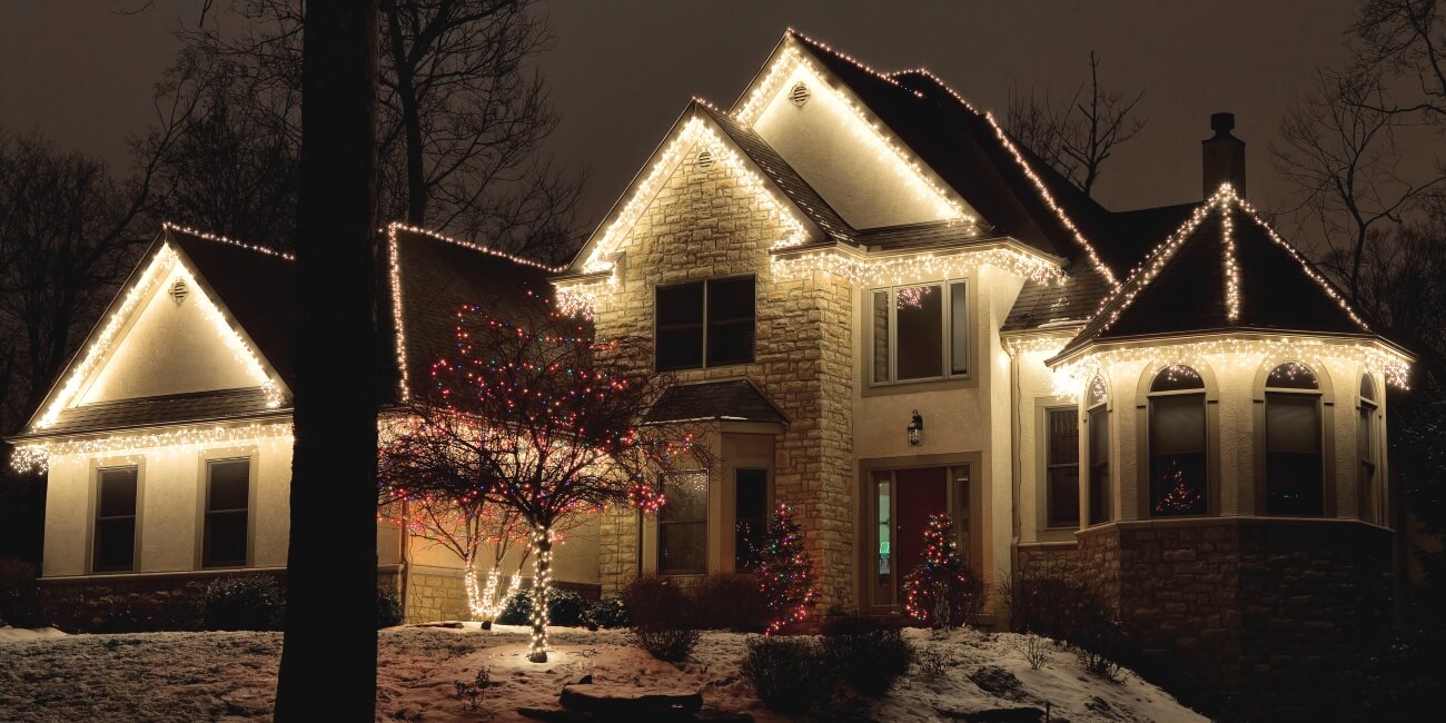 Warm-white roofline and icicle Christmas lights