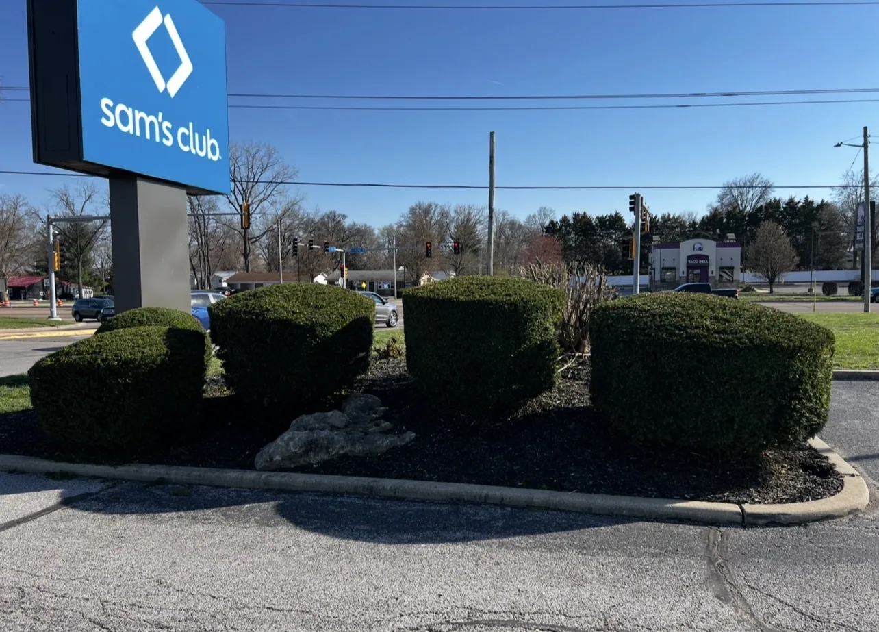 Trimmed landscape beds at a retail property